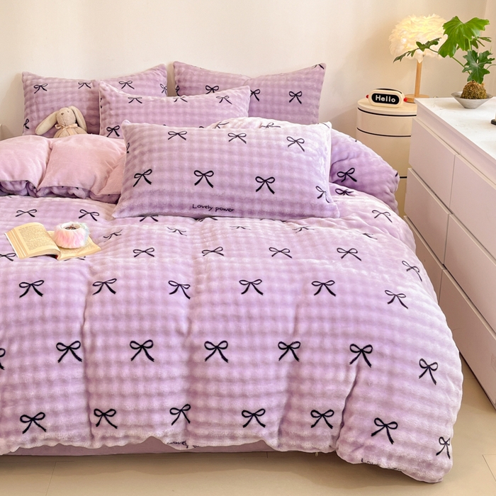 91家纺网 家纺一手货源 找家纺 柒月家居 2025新款时尚印花泡泡绒加厚保暖四件套套件 蝴蝶结紫