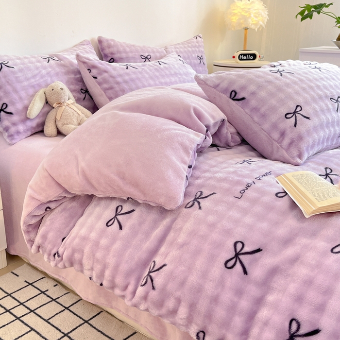 91家纺网 家纺一手货源 找家纺 柒月家居 2025新款时尚印花泡泡绒加厚保暖四件套套件 蝴蝶结紫