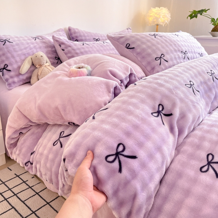 91家纺网 家纺一手货源 找家纺 柒月家居 2025新款时尚印花泡泡绒加厚保暖四件套套件 蝴蝶结紫