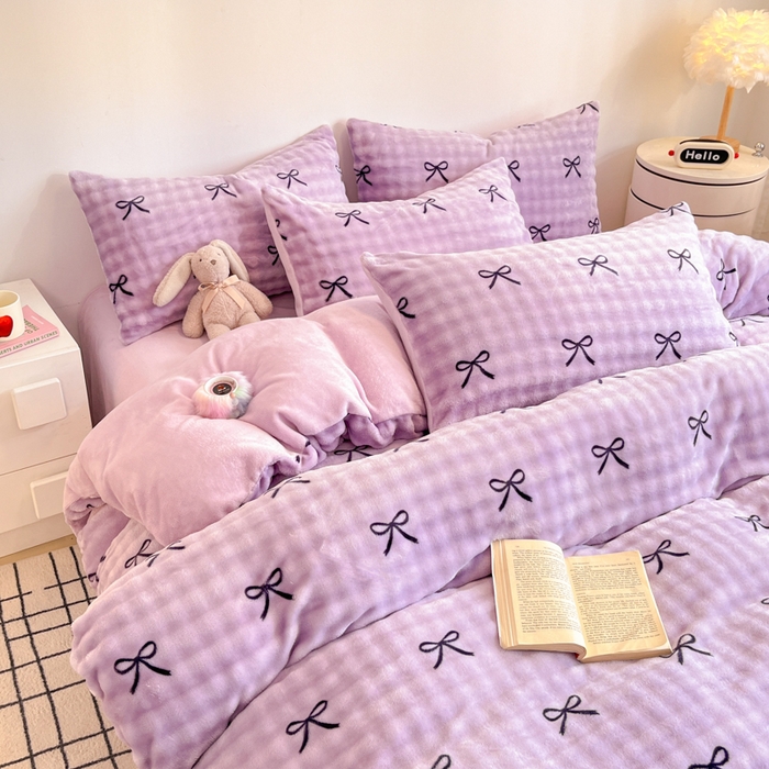 91家纺网 家纺一手货源 找家纺 柒月家居 2025新款时尚印花泡泡绒加厚保暖四件套套件 蝴蝶结紫