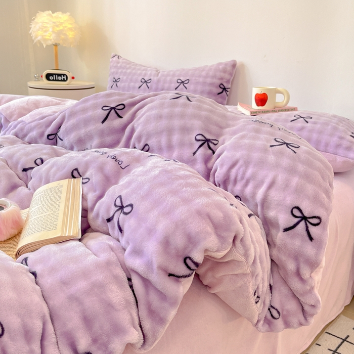 91家纺网 家纺一手货源 找家纺 柒月家居 2025新款时尚印花泡泡绒加厚保暖四件套套件 蝴蝶结紫