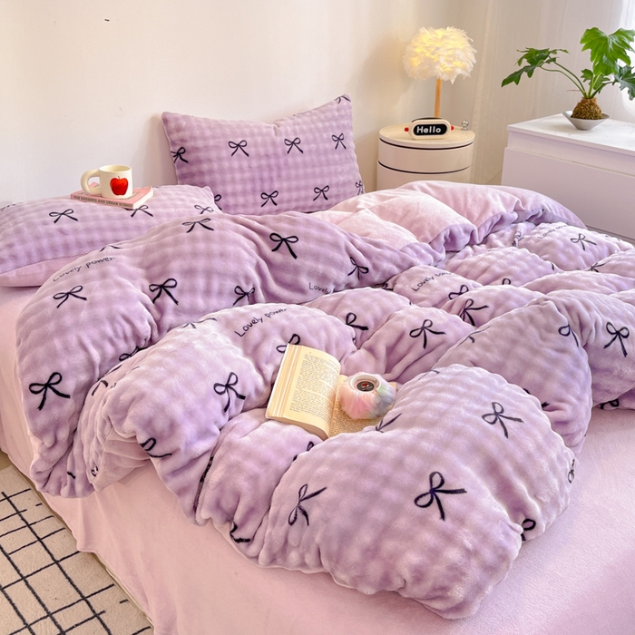 91家纺网 家纺一手货源 找家纺 柒月家居 2025新款时尚印花泡泡绒加厚保暖四件套套件 蝴蝶结紫