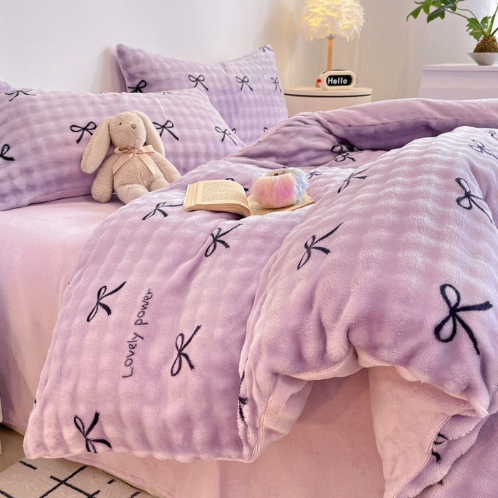 91家纺网 家纺一手货源 找家纺 柒月家居 2025新款时尚印花泡泡绒加厚保暖四件套套件 蝴蝶结紫