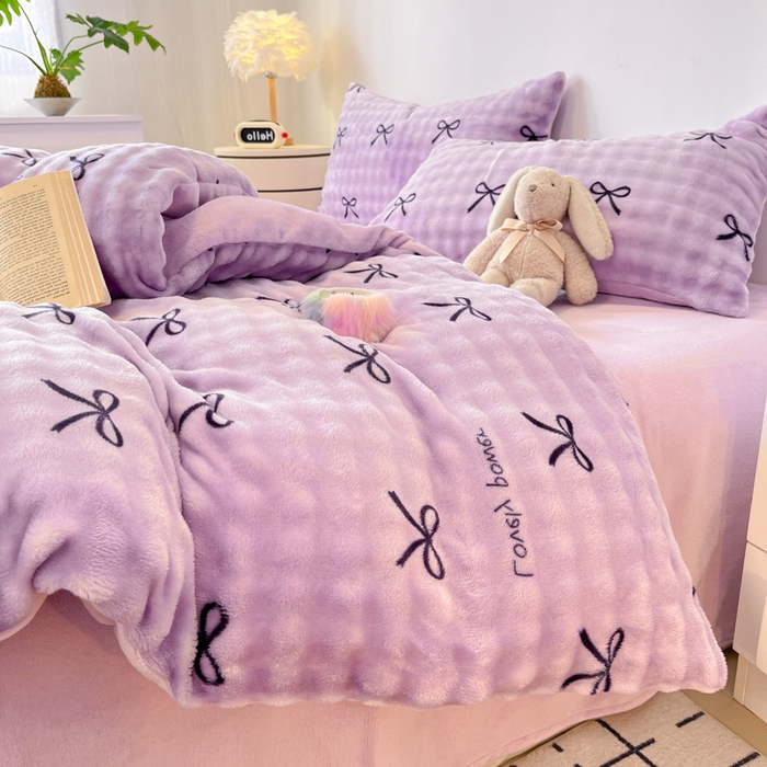 91家纺网 家纺一手货源 找家纺 柒月家居 2025新款时尚印花泡泡绒加厚保暖四件套套件 蝴蝶结紫