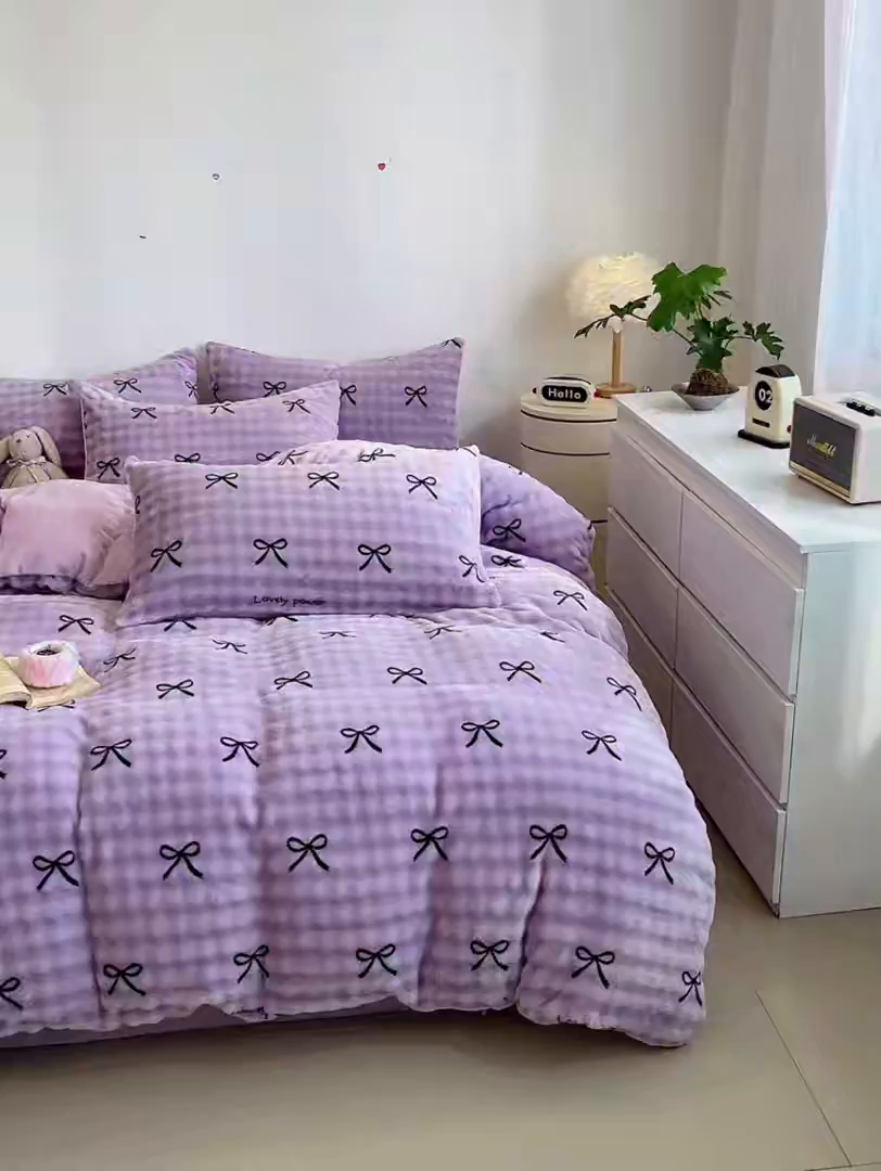 91家纺网 家纺一手货源 找家纺 柒月家居 2025新款时尚印花泡泡绒加厚保暖四件套套件 蝴蝶结紫