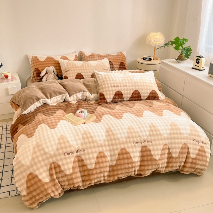 91家纺网 家纺一手货源 找家纺 柒月家居 2025新款时尚印花泡泡绒加厚保暖四件套套件 简约波浪