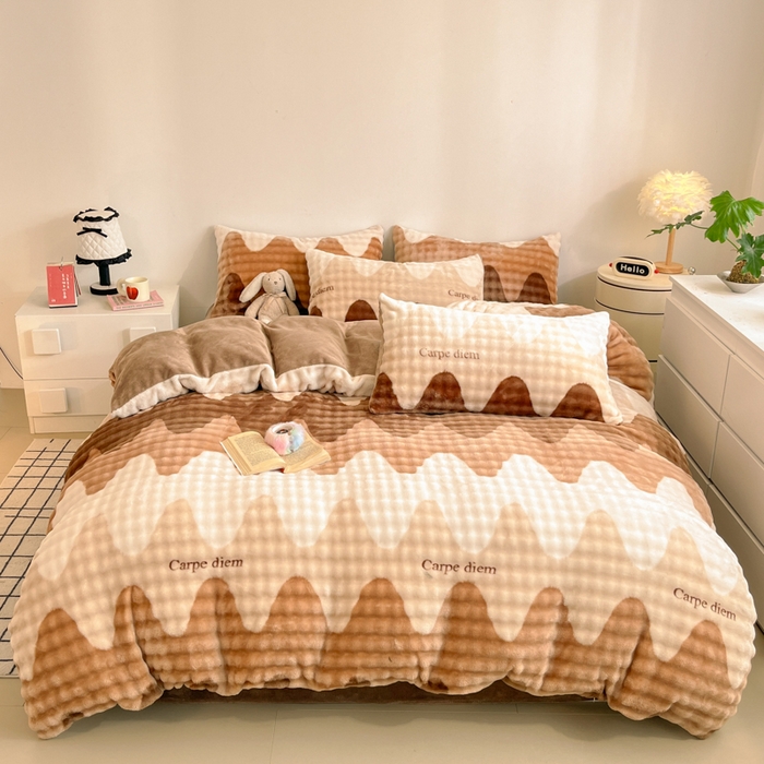 91家纺网 家纺一手货源 找家纺 柒月家居 2025新款时尚印花泡泡绒加厚保暖四件套套件 简约波浪