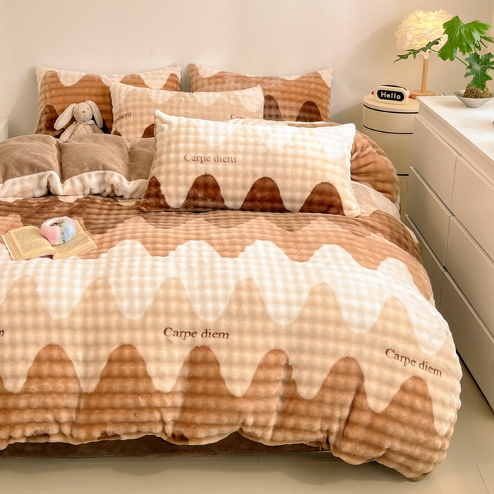 91家纺网 家纺一手货源 找家纺 柒月家居 2025新款时尚印花泡泡绒加厚保暖四件套套件 简约波浪