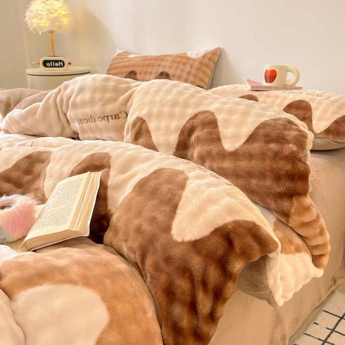 91家纺网 家纺一手货源 找家纺 柒月家居 2025新款时尚印花泡泡绒加厚保暖四件套套件 简约波浪