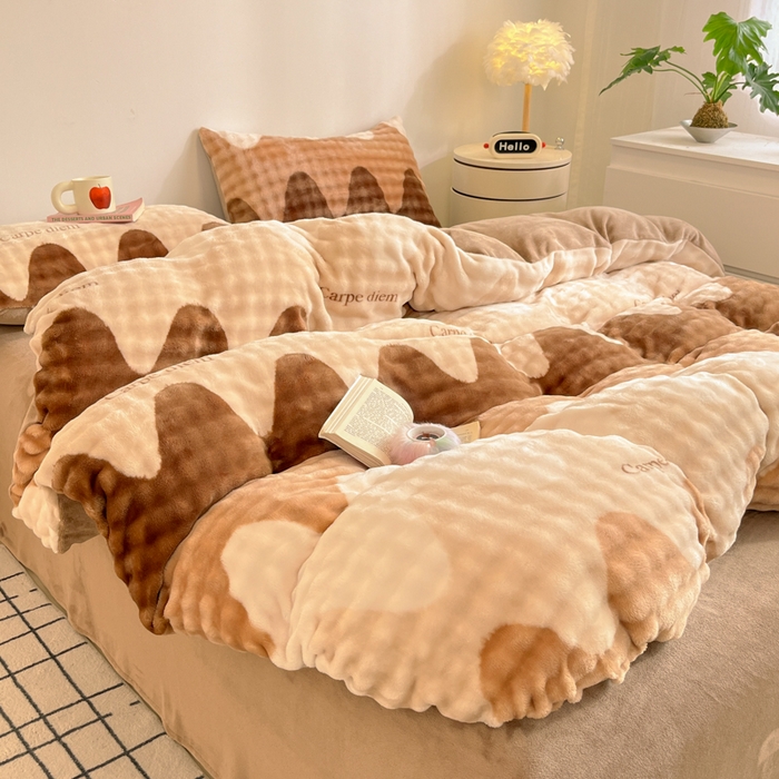 91家纺网 家纺一手货源 找家纺 柒月家居 2025新款时尚印花泡泡绒加厚保暖四件套套件 简约波浪