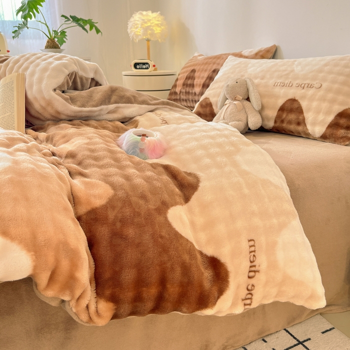 91家纺网 家纺一手货源 找家纺 柒月家居 2025新款时尚印花泡泡绒加厚保暖四件套套件 简约波浪