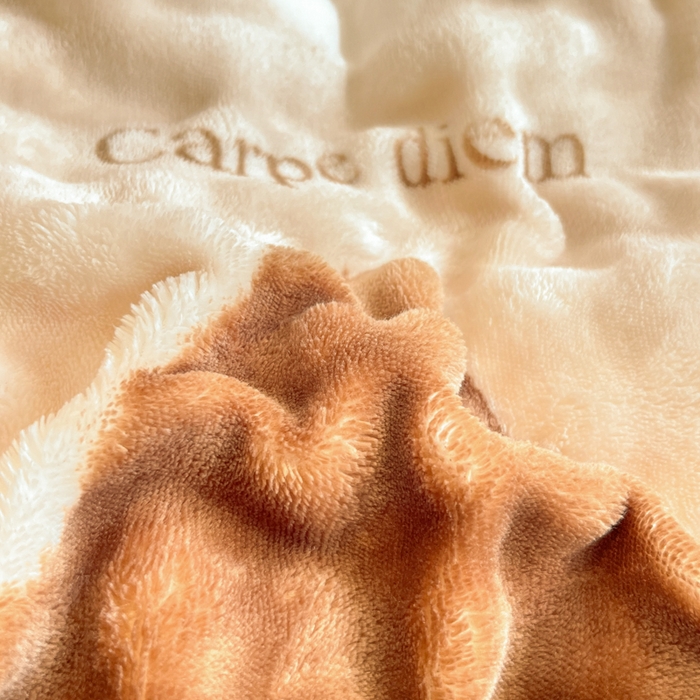 91家纺网 家纺一手货源 找家纺 柒月家居 2025新款时尚印花泡泡绒加厚保暖四件套套件 简约波浪