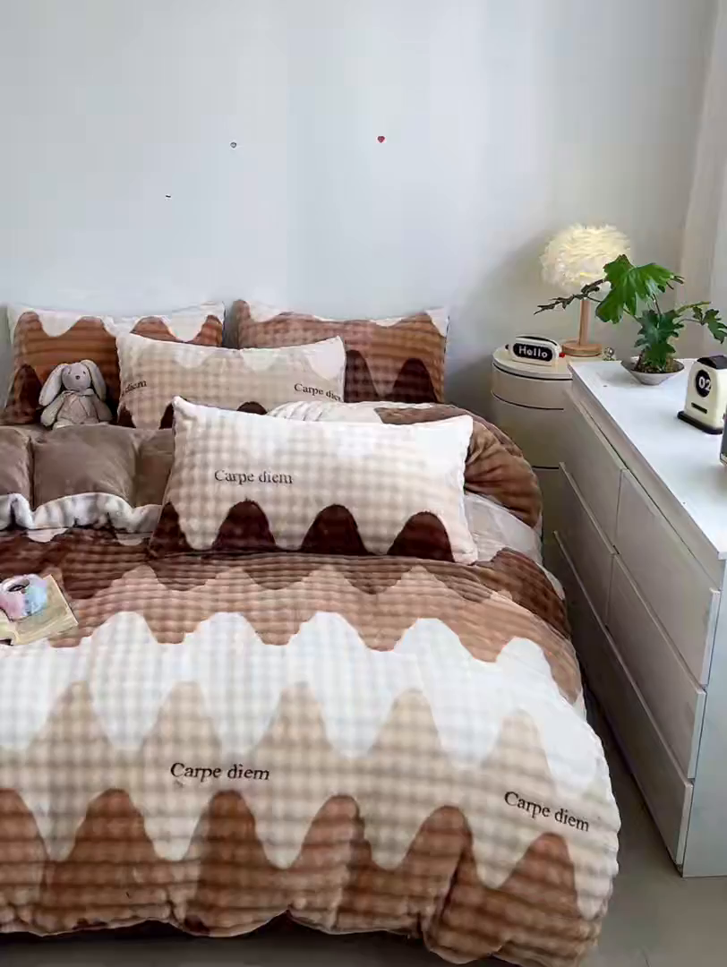 91家纺网 家纺一手货源 找家纺 柒月家居 2025新款时尚印花泡泡绒加厚保暖四件套套件 简约波浪