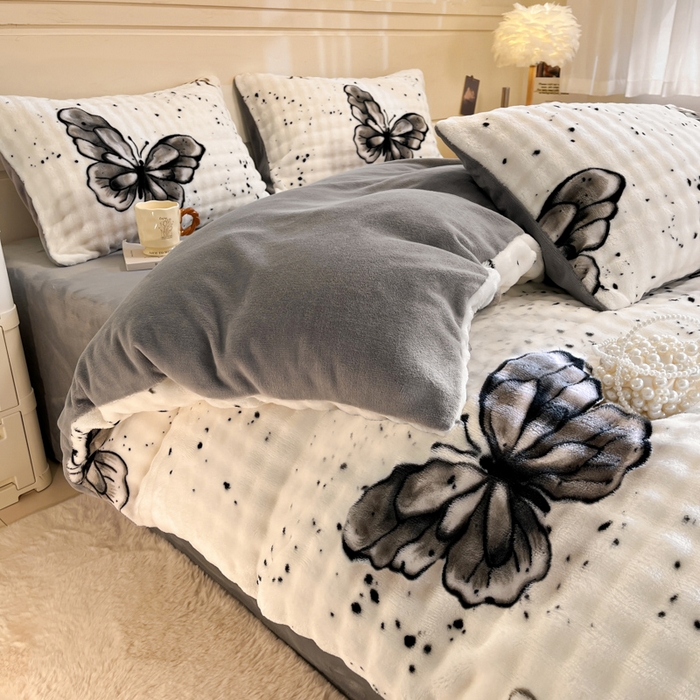 91家纺网 家纺一手货源 找家纺 柒月家居 2025新款时尚印花泡泡绒加厚保暖四件套套件 泡泡 -黑色蝴蝶