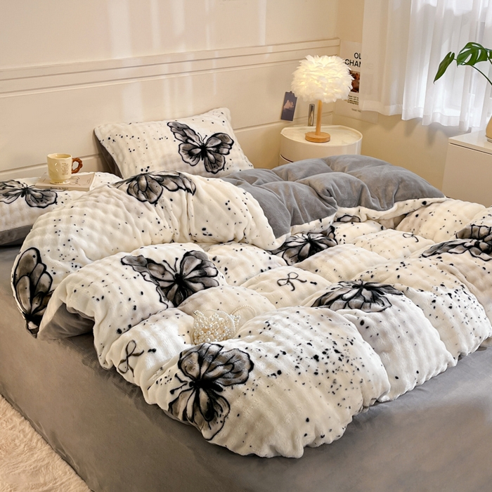 91家纺网 家纺一手货源 找家纺 柒月家居 2025新款时尚印花泡泡绒加厚保暖四件套套件 泡泡 -黑色蝴蝶