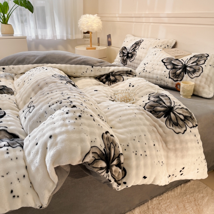 91家纺网 家纺一手货源 找家纺 柒月家居 2025新款时尚印花泡泡绒加厚保暖四件套套件 泡泡 -黑色蝴蝶