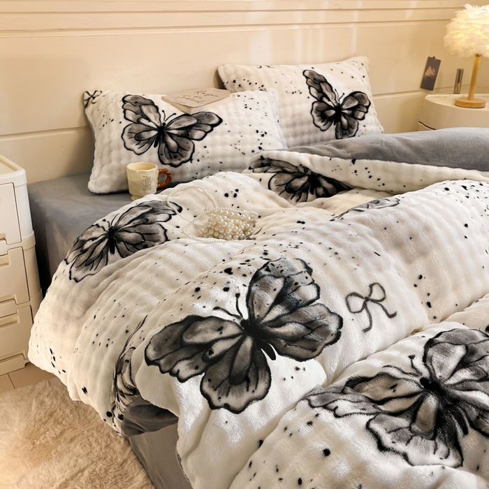 91家纺网 家纺一手货源 找家纺 柒月家居 2025新款时尚印花泡泡绒加厚保暖四件套套件 泡泡 -黑色蝴蝶