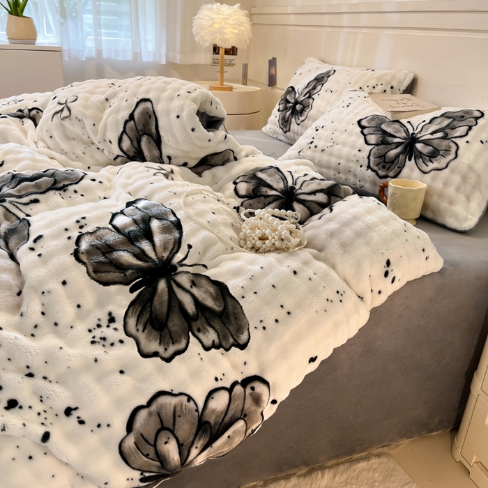 91家纺网 家纺一手货源 找家纺 柒月家居 2025新款时尚印花泡泡绒加厚保暖四件套套件 泡泡 -黑色蝴蝶