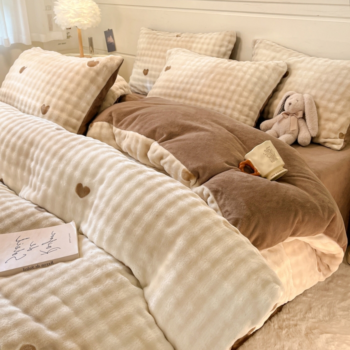 91家纺网 家纺一手货源 找家纺 柒月家居 2025新款时尚印花泡泡绒加厚保暖四件套套件 泡泡-爱心咖