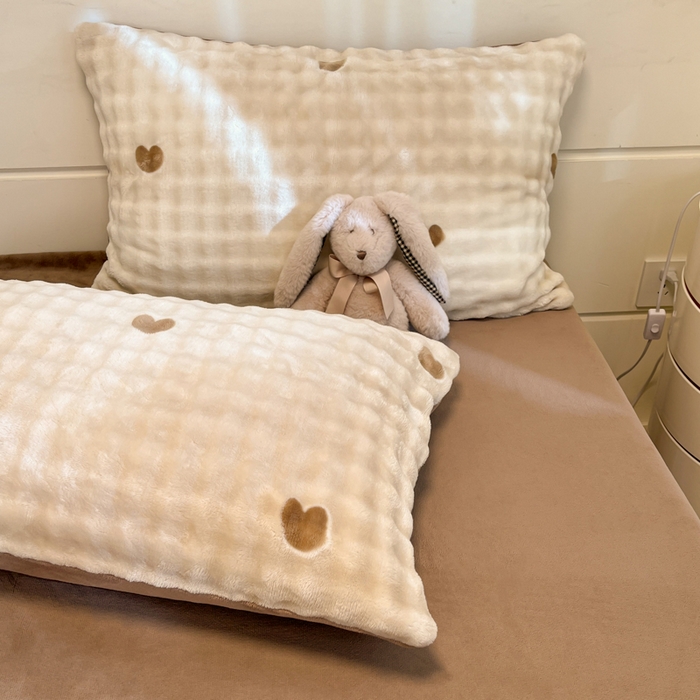 91家纺网 家纺一手货源 找家纺 柒月家居 2025新款时尚印花泡泡绒加厚保暖四件套套件 泡泡-爱心咖