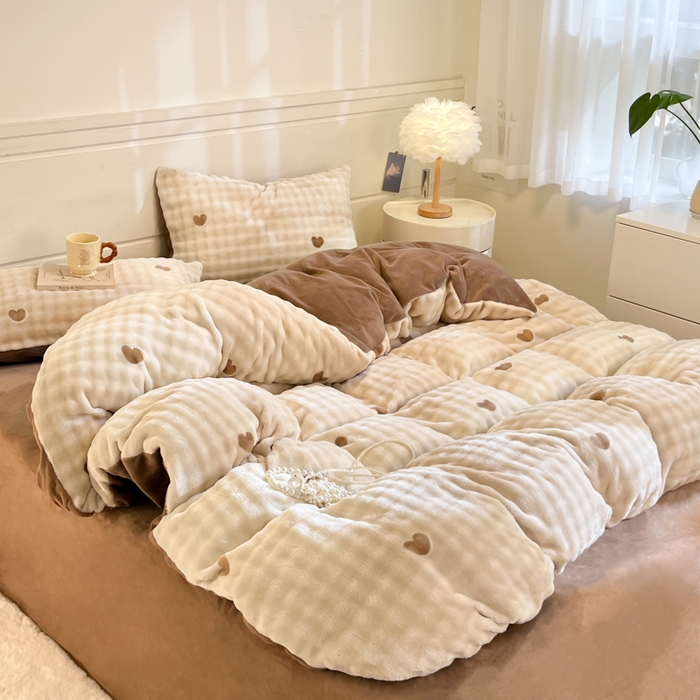 91家纺网 家纺一手货源 找家纺 柒月家居 2025新款时尚印花泡泡绒加厚保暖四件套套件 泡泡-爱心咖