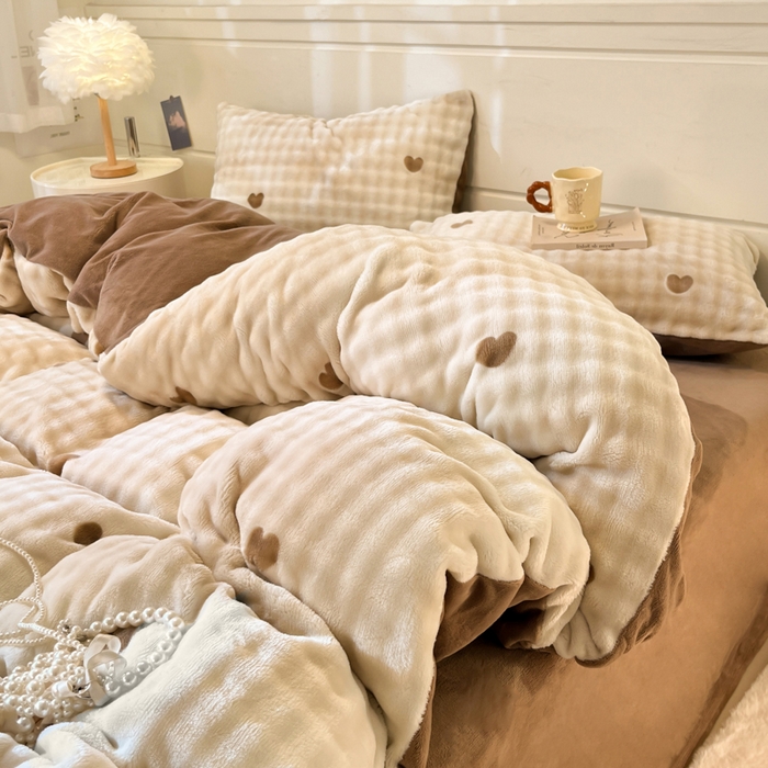 91家纺网 家纺一手货源 找家纺 柒月家居 2025新款时尚印花泡泡绒加厚保暖四件套套件 泡泡-爱心咖