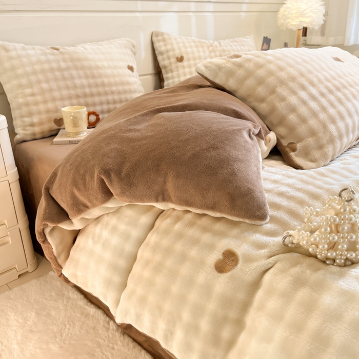 91家纺网 家纺一手货源 找家纺 柒月家居 2025新款时尚印花泡泡绒加厚保暖四件套套件 泡泡-爱心咖