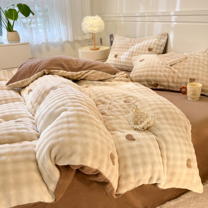91家纺网 家纺一手货源 找家纺 柒月家居 2025新款时尚印花泡泡绒加厚保暖四件套套件 泡泡-爱心咖