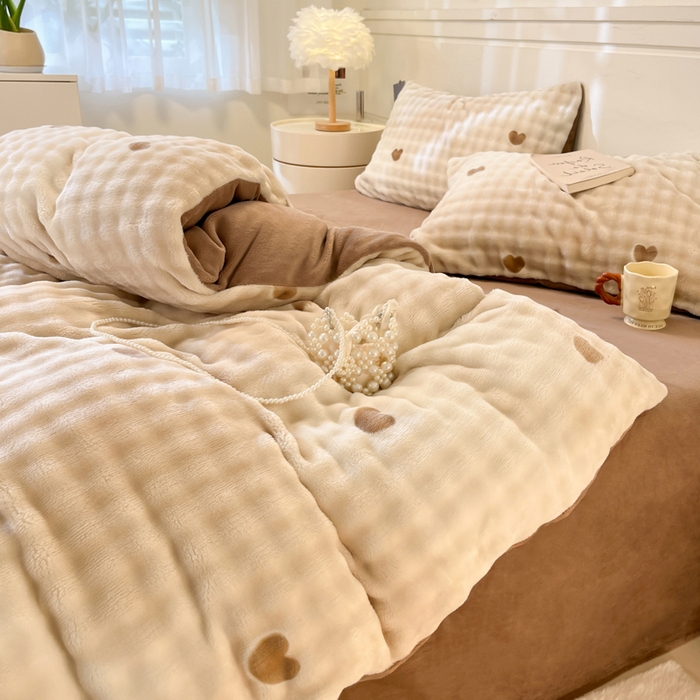 91家纺网 家纺一手货源 找家纺 柒月家居 2025新款时尚印花泡泡绒加厚保暖四件套套件 泡泡-爱心咖