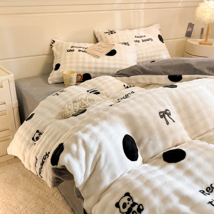 91家纺网 家纺一手货源 找家纺 柒月家居 2025新款时尚印花泡泡绒加厚保暖四件套套件 泡泡-黑色波点