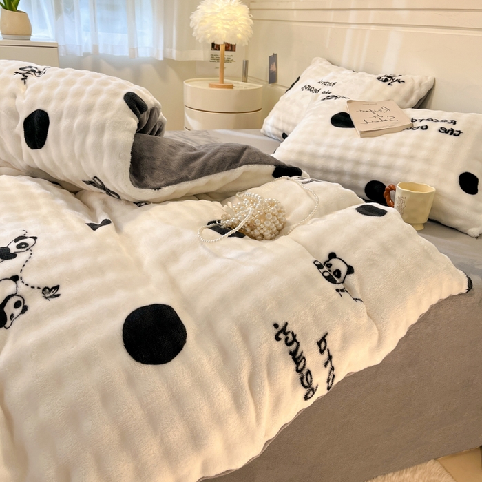 91家纺网 家纺一手货源 找家纺 柒月家居 2025新款时尚印花泡泡绒加厚保暖四件套套件 泡泡-黑色波点