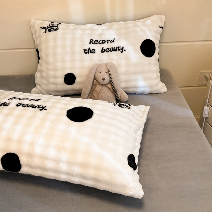 91家纺网 家纺一手货源 找家纺 柒月家居 2025新款时尚印花泡泡绒加厚保暖四件套套件 泡泡-黑色波点