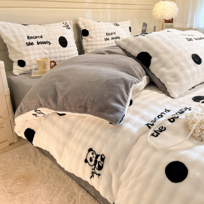 91家纺网 家纺一手货源 找家纺 柒月家居 2025新款时尚印花泡泡绒加厚保暖四件套套件 泡泡-黑色波点