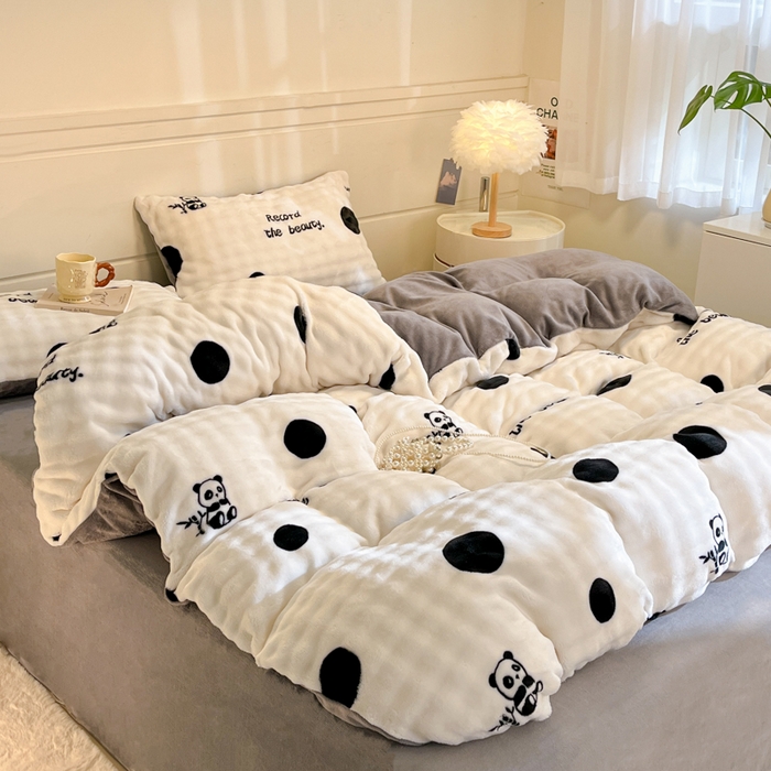 91家纺网 家纺一手货源 找家纺 柒月家居 2025新款时尚印花泡泡绒加厚保暖四件套套件 泡泡-黑色波点