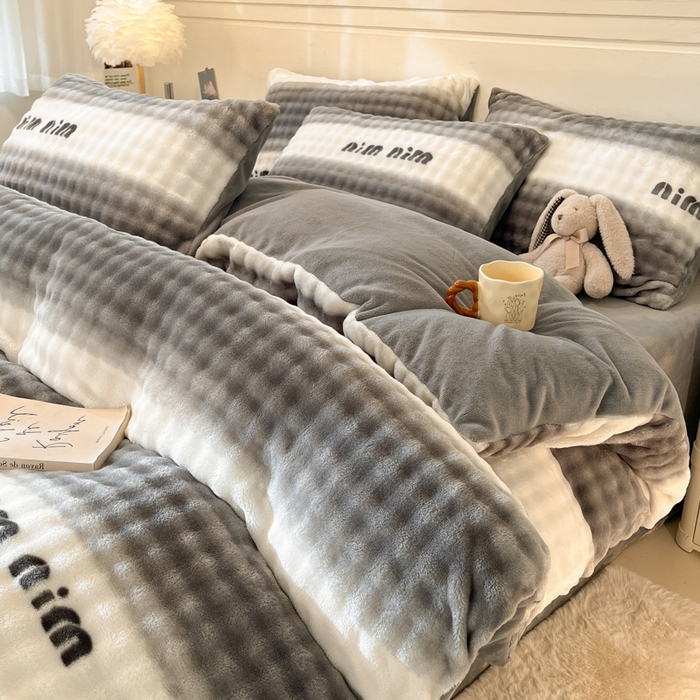 91家纺网 家纺一手货源 找家纺 柒月家居 2025新款时尚印花泡泡绒加厚保暖四件套套件 泡泡-灰色空间