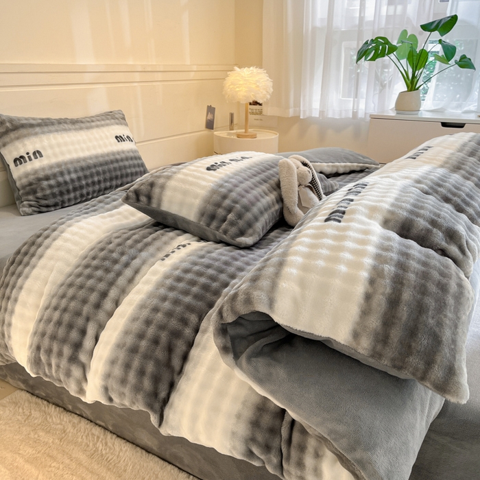 91家纺网 家纺一手货源 找家纺 柒月家居 2025新款时尚印花泡泡绒加厚保暖四件套套件 泡泡-灰色空间