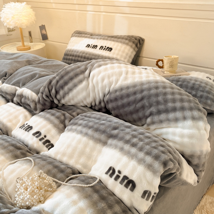 91家纺网 家纺一手货源 找家纺 柒月家居 2025新款时尚印花泡泡绒加厚保暖四件套套件 泡泡-灰色空间