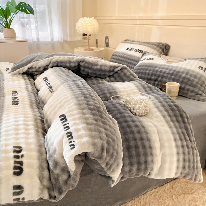 91家纺网 家纺一手货源 找家纺 柒月家居 2025新款时尚印花泡泡绒加厚保暖四件套套件 泡泡-灰色空间