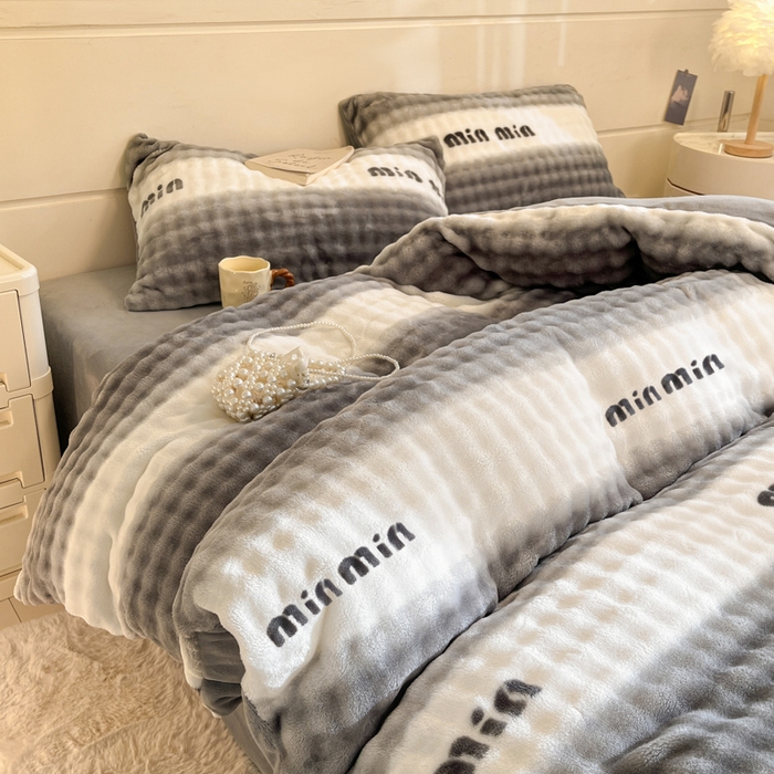 91家纺网 家纺一手货源 找家纺 柒月家居 2025新款时尚印花泡泡绒加厚保暖四件套套件 泡泡-灰色空间