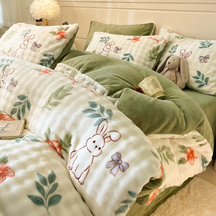 91家纺网 家纺一手货源 找家纺 柒月家居 2025新款时尚印花泡泡绒加厚保暖四件套套件 泡泡-绿叶兔