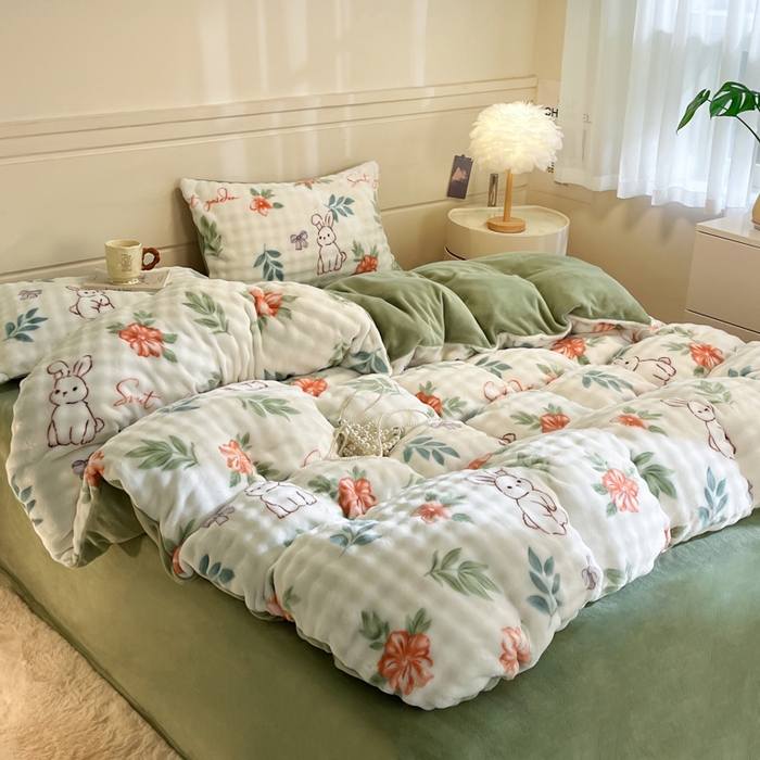 91家纺网 家纺一手货源 找家纺 柒月家居 2025新款时尚印花泡泡绒加厚保暖四件套套件 泡泡-绿叶兔