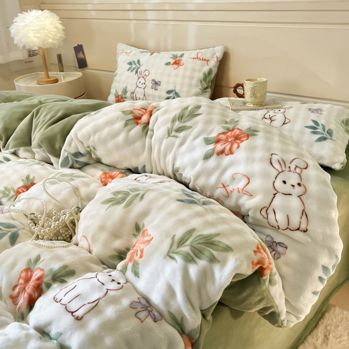 91家纺网 家纺一手货源 找家纺 柒月家居 2025新款时尚印花泡泡绒加厚保暖四件套套件 泡泡-绿叶兔