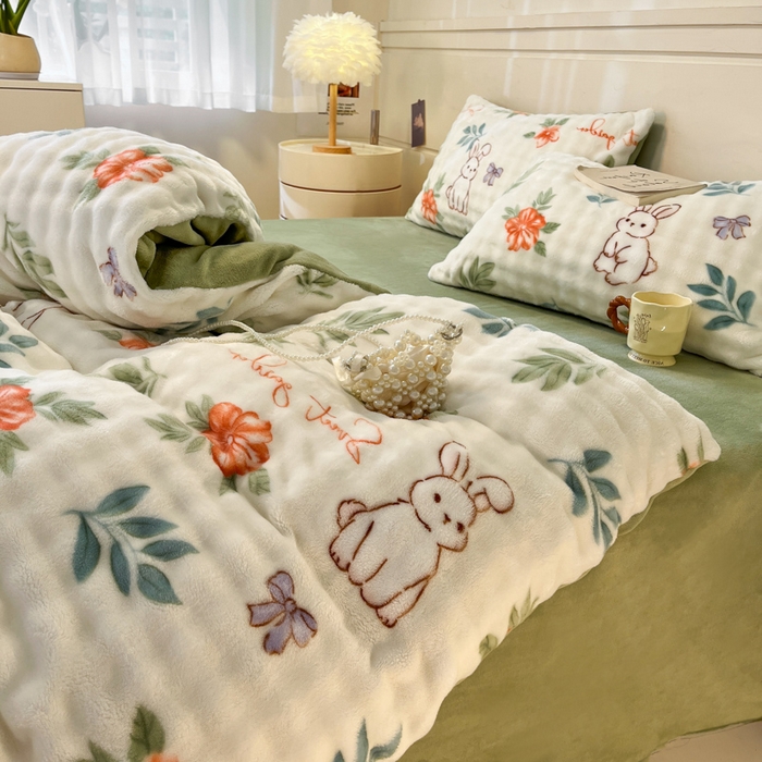 91家纺网 家纺一手货源 找家纺 柒月家居 2025新款时尚印花泡泡绒加厚保暖四件套套件 泡泡-绿叶兔