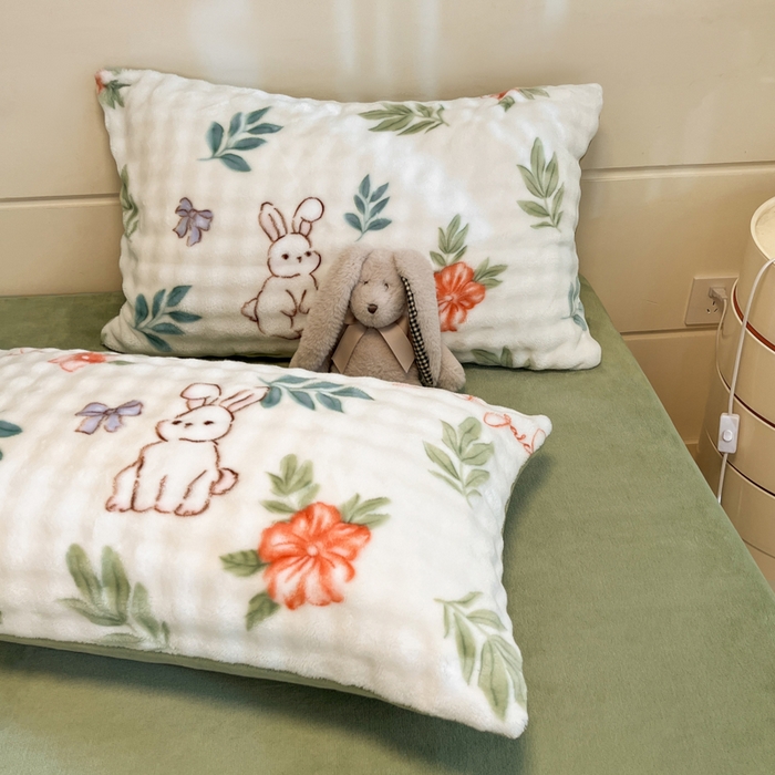 91家纺网 家纺一手货源 找家纺 柒月家居 2025新款时尚印花泡泡绒加厚保暖四件套套件 泡泡-绿叶兔