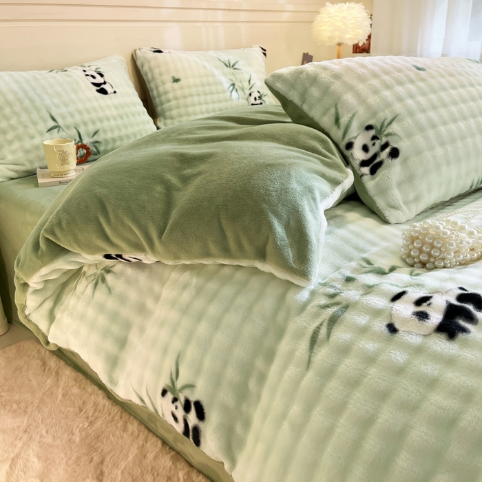 91家纺网 家纺一手货源 找家纺 柒月家居 2025新款时尚印花泡泡绒加厚保暖四件套套件 泡泡-竹子熊猫