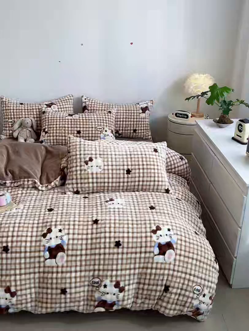 91家纺网 家纺一手货源 找家纺 柒月家居 2025新款时尚印花泡泡绒加厚保暖四件套套件 棕格KT