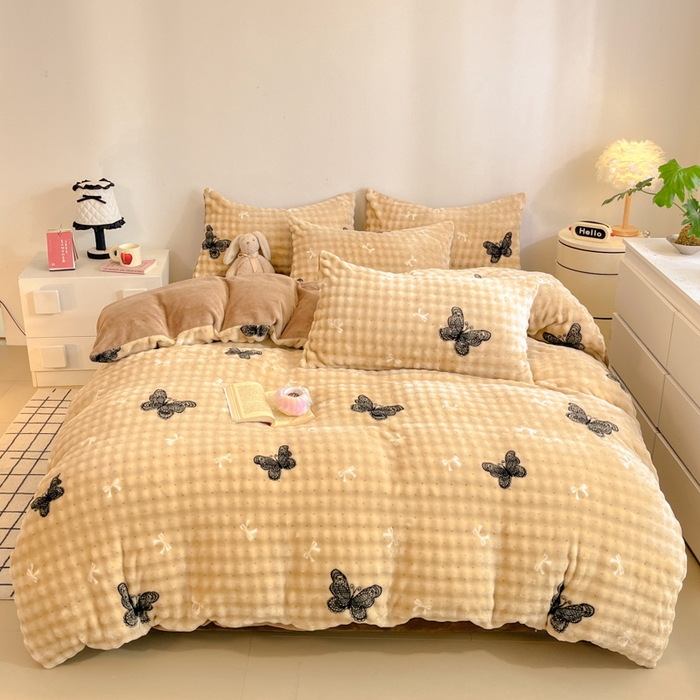 91家纺网 家纺一手货源 找家纺 柒月家居 2025新款时尚印花泡泡绒加厚保暖四件套套件 棕色蝴蝶