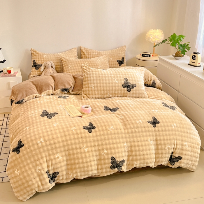 91家纺网 家纺一手货源 找家纺 柒月家居 2025新款时尚印花泡泡绒加厚保暖四件套套件 棕色蝴蝶