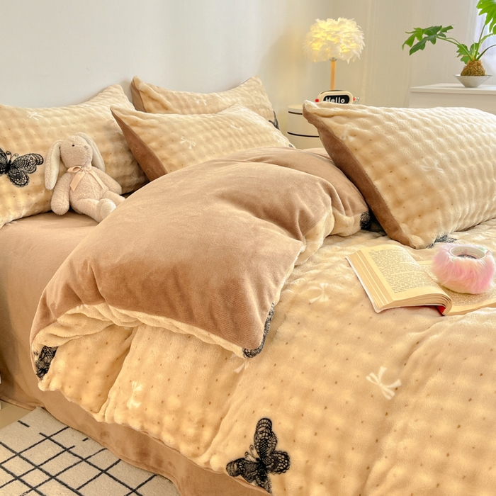 91家纺网 家纺一手货源 找家纺 柒月家居 2025新款时尚印花泡泡绒加厚保暖四件套套件 棕色蝴蝶