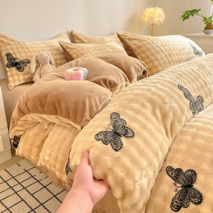 91家纺网 家纺一手货源 找家纺 柒月家居 2025新款时尚印花泡泡绒加厚保暖四件套套件 棕色蝴蝶